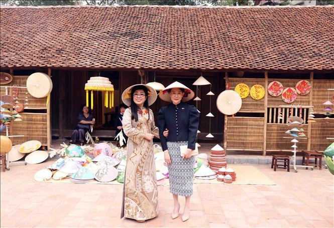 Le Thi Bich Tran (gauche), épouse du Premier ministre Pham Minh Chinh et Loo Tze Lui, épouse du Premier ministre singapourien Lawrence Wong visitent le 26 mars le Musée d'ethnographie du Vietnam à Hanoï. Photo : VNA