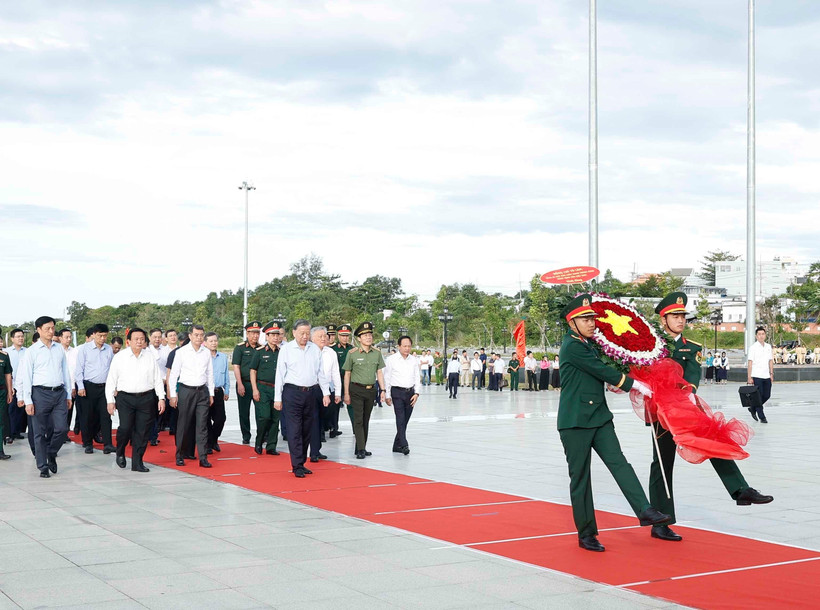 Le leader du PCV rend hommage au Président Hô Chi Minh et aux martyrs à Phu Quoc. Photo : VNA
