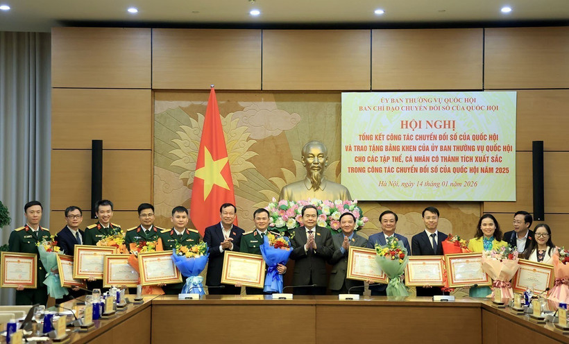 Le président de l’Assemblée nationale (AN), Tran Thanh Man, remet des satisfecit du Comité permanent de l’AN à trois collectifs et onze individus s’étant illustrés dans la transformation numérique parlementaire au cours de l’année 2025. Photo : VNA