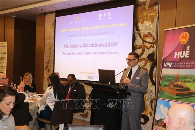 L’ancien ambassadeur d’Australie au Vietnam, Andrew Goledzinowski, s'exprime lors du colloque. Photo : VNA