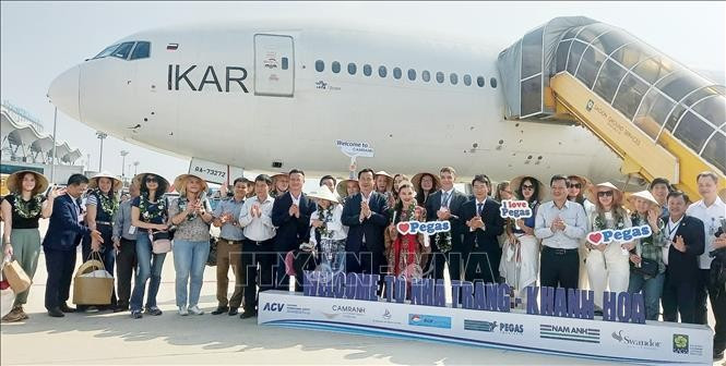 Le vol EO3661 de la compagnie aérienne charter russe IKAR Airlines, en provenance de l'aéroport international de Novy (Russie), a atterri dans la matinée du 18 avril à l'aéroport international de Cam Ranh, transportant 350 touristes à Khanh Hoa.