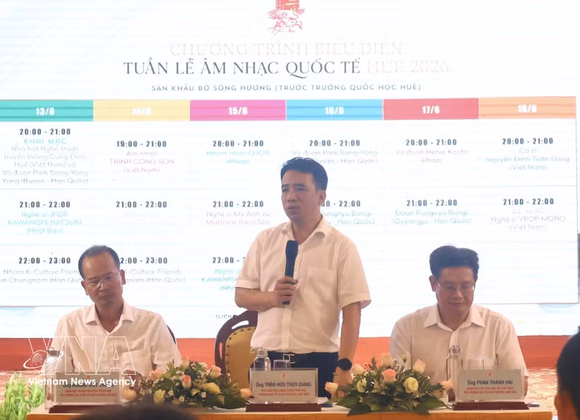 Le vice-président du Comité populaire municipal de Hue, Tran Huu Thuy Giang (debout), s'exprime à la conférence de presse. Photo : VNA