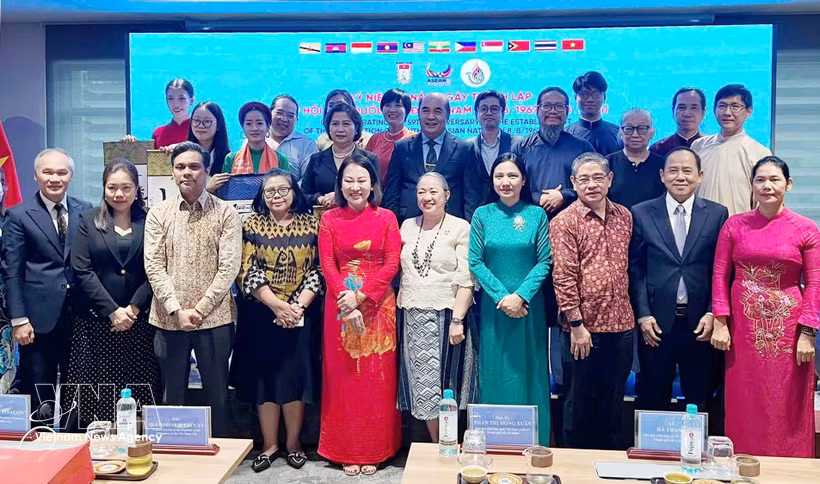Des dirigeants de l'Union des organisations d'amitié de Hô-Chi-Minh-Ville, des consuls généraux et des représentants des consulats généraux des pays de l'ASEAN à Hô Chi Minh-Ville, lors de l'événement. Photo : VNA