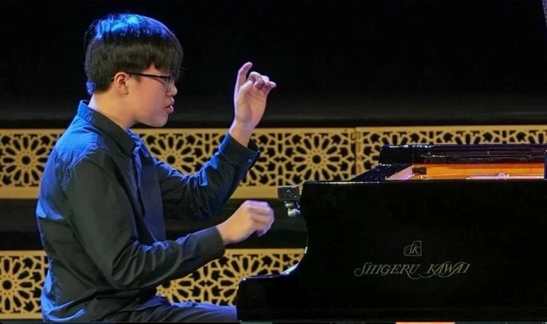 Le jeune pianiste vietnamien Nguyen Duc Kien. Photo : nhandan.vn 