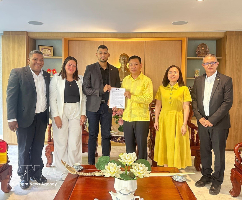 L’ambassadeur Vu Trung My reçoit les dirigeants du parti ENAMORATE venus pour féliciter le Vietnam pour le succès du 14e Congrès national du PCV. Photo : Fournie par l’ambassade du Vietnam