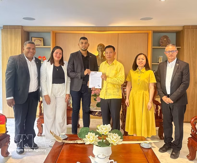 L’ambassadeur Vu Trung My reçoit les dirigeants du parti ENAMORATE venus pour féliciter le Vietnam pour le succès du 14e Congrès national du PCV. Photo : Fournie par l’ambassade du Vietnam