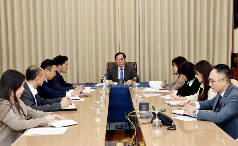 L'entretien téléphonique entre le vice-PM et ministre des AE du Vietnam et le ministre des AE de la R. de Corée. Photo : ministère des AE.