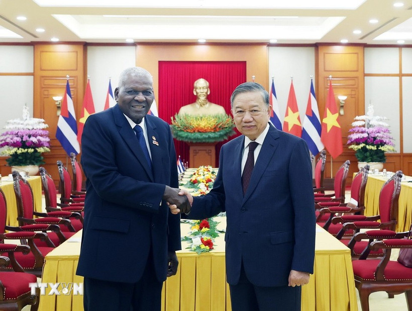 Le secrétaire général du Parti communiste du Vietnam Tô Lâm (à droite), reçoit le président de l'Assemblée nationale du Pouvoir populaire et du Conseil d'État de Cuba, Esteban Lazo Hernández. Photo : VNA