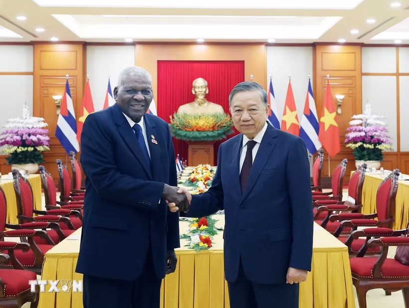 Le secrétaire général du Parti communiste du Vietnam Tô Lâm (à droite), reçoit le président de l'Assemblée nationale du Pouvoir populaire et du Conseil d'État de Cuba, Esteban Lazo Hernández. Photo : VNA