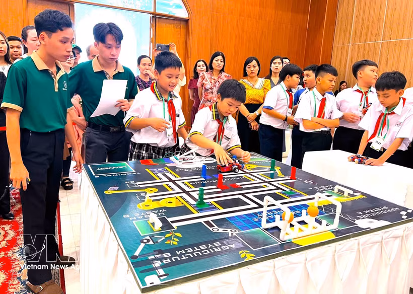 Des écoliers de Can Tho participent à des concours de programmation de robots entièrement en anglais. Photo : VNA.