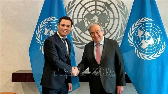 L'ambassadeur Dang Hoang Giang (gauche), chef de la mission permanente du Vietnam auprès des Nations Unies (ONU) et le secrétaire général de l'ONU, António Guterres. Photo : VNA