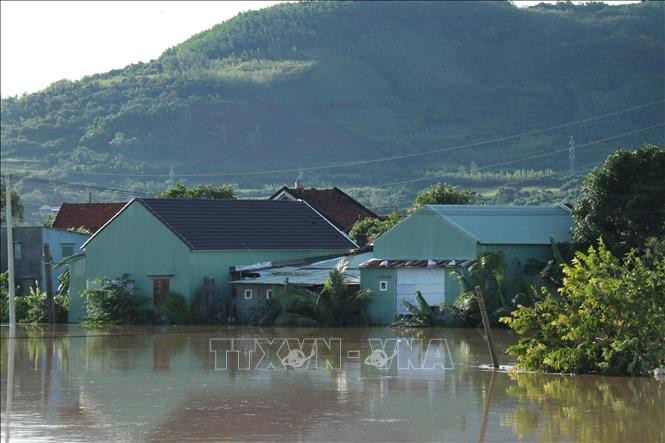 Maisons inondées par le typhon et les pluies dilurviennes. Photo : VNA