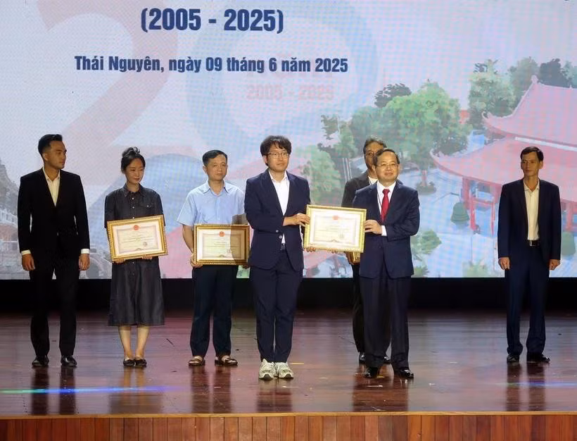 Le Comité populaire provincial de Thai Nguyên remet des satisfecit à 12 collectifs et individus ayant réalisé des résultats exceptionnels dans les activités des affaires étrangères entre Thai Nguyên et Gyeongsang du Nord. Photo : VNA