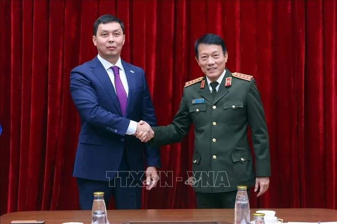 Le ministre vietnamien de la Sécurité publique, Luong Tam Quang (droite) et le président de l'Agence de lutte contre la corruption du Kazakhstan, Zhumagali Askhat. Photo : VNA