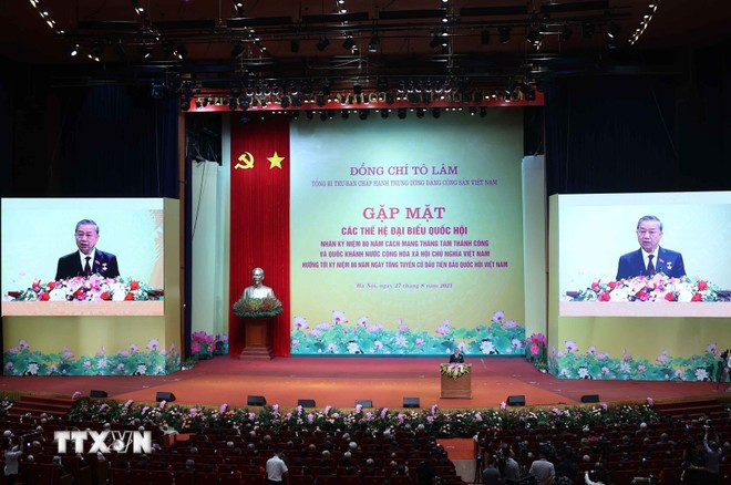 Le secrétaire général du Parti communiste du Vietnam (PCV), Tô Lâm préside le 27 août à Hanoï une rencontre avec des générations de députés. Photo : VNA
