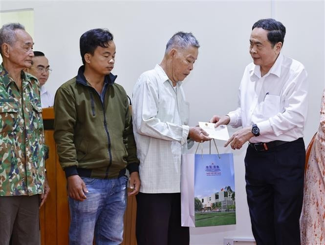 Le plus haut législateur adresse ses vœux de santé et de prospérité à la population locale. Photo : VNA