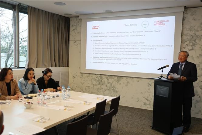 Le vice-Premier ministre permanent Nguyen Hoa Binh s'exprime au siège de Swiss Global Enterprise (SGE). Photo : VNA