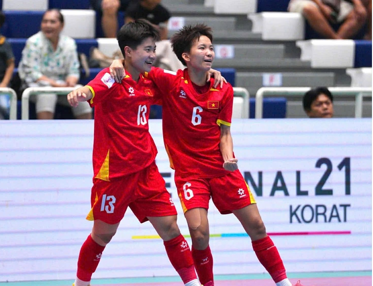L'équipe féminine vietnamienne de futsal célèbre sa victoire contre l'Indonésie - Photo : FA Thaïlande