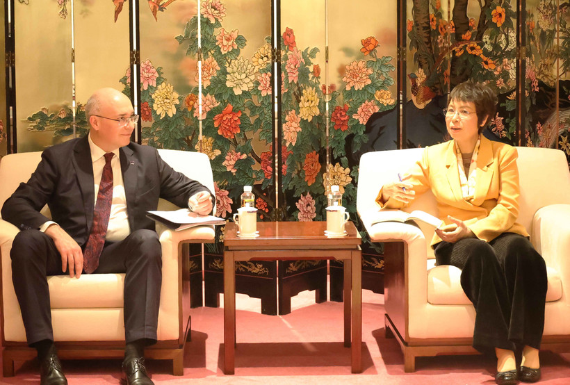 La directrice générale de l’Agence vietnamienne d’Information (VNA), Vu Viet Trang, et le directeur général de l’agence russe TASS, Andrey Kondrashov. Photo : VNA