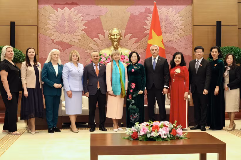 La vice-présidente de l'Assemblée nationale du Vietnam (ANV), Nguyên Thi Thanh reçoit une délégation de haut niveau de l'Union des femmes de la Biélorussie, dirigée par sa présidente Olga Aleksandrovna Shpilevskaya, et directrice de la branche nationale de la compagnie de radio et de télévision interétatique "Mir" en Biélorussie. Photo : VNA