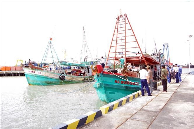 Deux bateaux de pêche au port de l'escadron 301. Photo : VNA