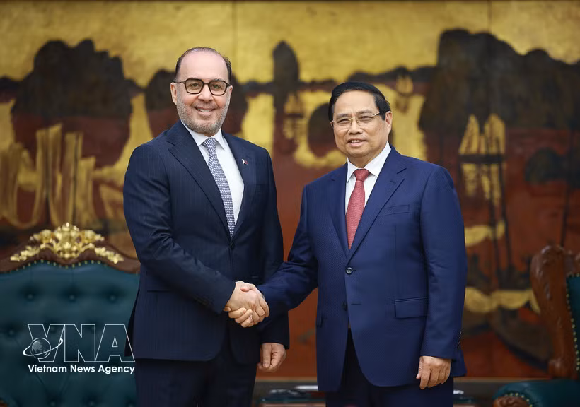Le Premier ministre Pham Minh Chinh (à droite) et l’ambassadeur du Qatar au Vietnam, Khalid Ali Abdullah Abel. Photo : VNA
