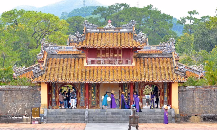 Si la culture et le patrimoine constituaient autrefois les principaux attraits touristiques de Hue, les vacances sont aujourd'hui de plus en plus perçues comme une occasion de récupération physique et de régénération mentale. Photo : VNA