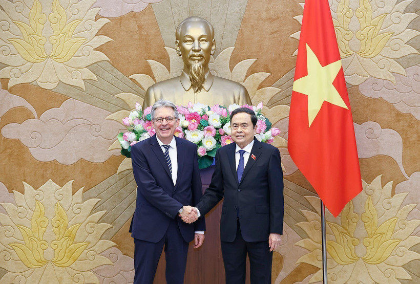 Le président de l’Assemblée nationale (AN) du Vietnam, Tran Thanh Man (à droite), et Achim Post, vice-président du Parti social-démocrate d’Allemagne (SPD). Photo : VNA