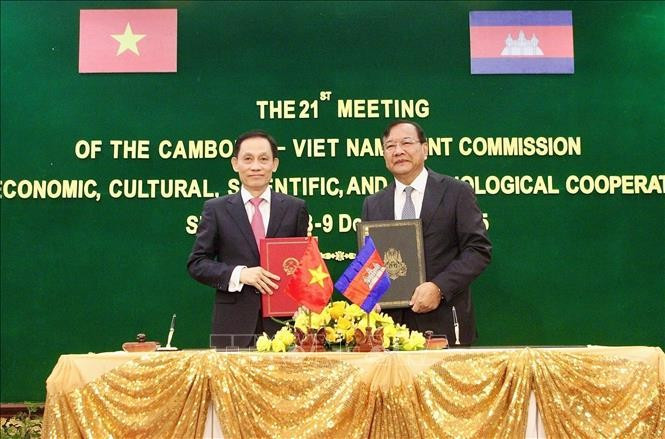 Le ministre des Affaires étrangères du Vietnam, Le Hoai Trung (à gauche), et le vice-Premier ministre et ministre des Affaires étrangères et de la Coopération internationale du Cambodge, Prak Sokhonn, signent le procès-verbal de la réunion, Photo : VNA