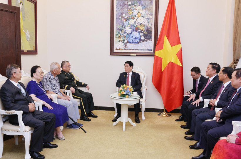 Le président vietnamien, Luong Cuong, rencontre des représentants des familles de personnalités chinoises ayant contribué à l’amitié bilatérale. Photo : VNA