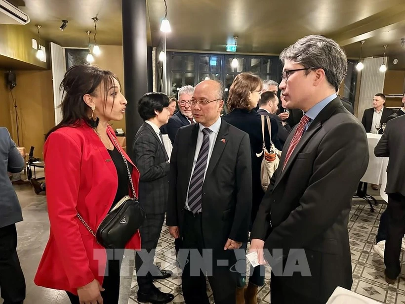 L’ambassadeur du Vietnam en France, Dinh Toan Thang (au milieu), rencontre près de 20 entreprises menant des affaires au Vietnam ou ayant l’intention d’y explorer des opportunités commerciales. Photo : VNA