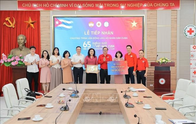 La directrice générale adjointe de la VNA, Nguyên Thi Su et une délégation de fonctionnaires de la VNA présentent à la Croix-Rouge vietnamienne leur soutien au peuple cubain. Photo : VNA