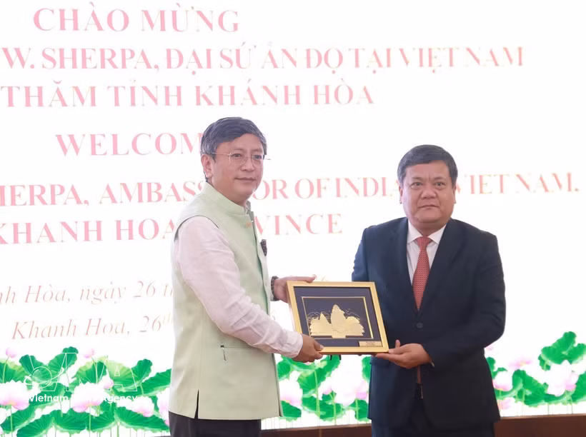 Le secrétaire du Comité provincial du Parti de Khanh Hoa, Tran Phong, remet un cadeau commémoratif à l'ambassadeur d'Inde au Vietnam, Tshering Wangchuk Sherpa. Photo : VNA