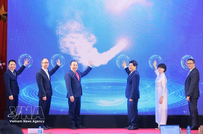 Le ministre des Sciences et des Technologies, Vu Hai Quan, et des délégués inaugurent le Centre. Photo : VNA