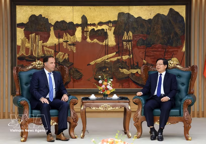 Le vice-Premier ministre Ho Quoc Dung (à droite) et Jeff Place, directeur de la chaîne d’approvisionnement chez le groupe américain Coherent. Photo : VNA