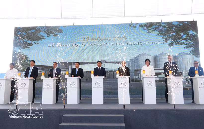 Lors de la cérémonie de mise en chantier et de lancement des travaux du système d’usines de café Trung Nguyên Legend. Photo : VNA