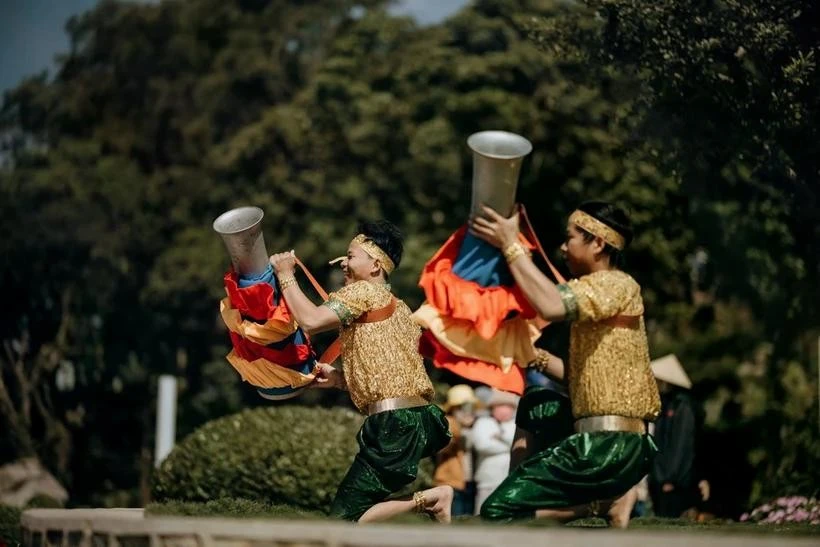 La danse aux tambours Chhay-dăm - Patrimoine culturel des Khmers exécutée sur la montagne Ba Den. Photo : Sun World Ba Den Mountain