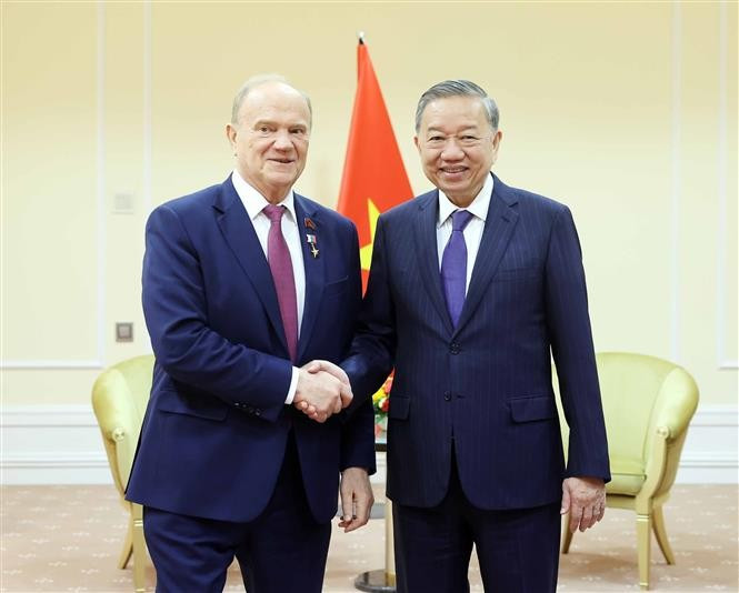 Le secrétaire général du Comité central (CC) du Parti communiste du Vietnam (PCV), Tô Lâm (à droite), rencontre Gennady Zyuganov, président du Parti communiste de la Fédération de Russie. Photo : VNA