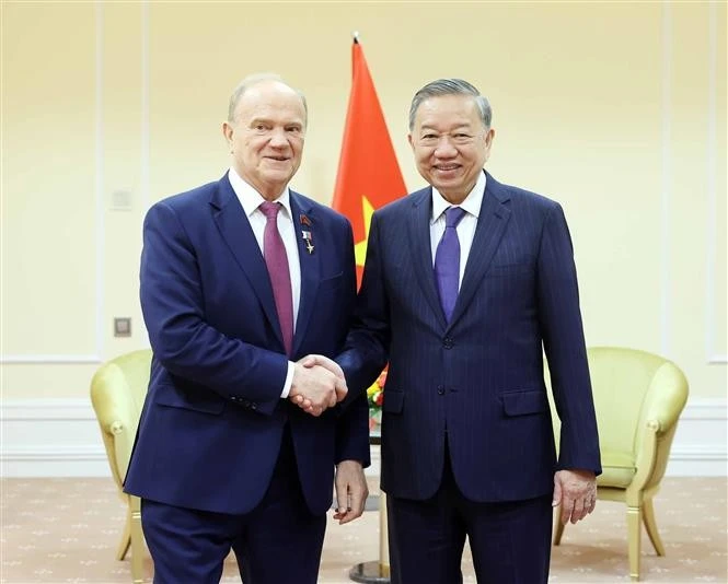 Le secrétaire général du Comité central (CC) du Parti communiste du Vietnam (PCV), Tô Lâm (à droite), rencontre Gennady Zyuganov, président du Parti communiste de la Fédération de Russie. Photo : VNA