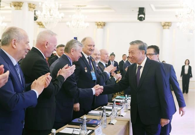 Le secrétaire général du Parti communiste du Vietnam (PCV), Tô Lâm, rencontre des intellectuels et experts russes ayant soutenu le Vietnam, le 11 mai à Moscou. Photo : VNA
