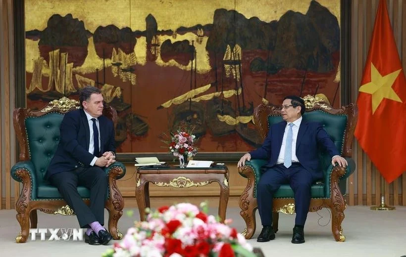 Le Premier ministre Pham Minh Chinh (droite) reçoit Philippe Tabarot, ministre chargé des Transports (relevant du ministère français de la Transition écologique et de la Cohésion des territoires). Photo : VNA