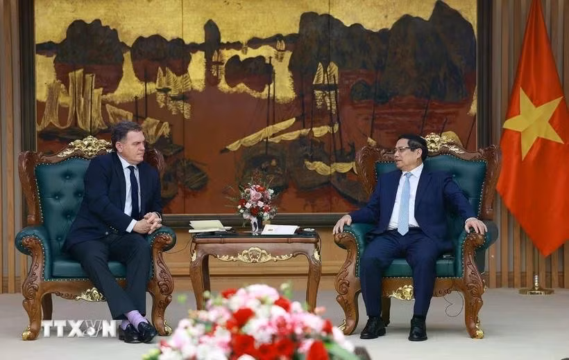 Le Premier ministre Pham Minh Chinh (droite) reçoit Philippe Tabarot, ministre chargé des Transports (relevant du ministère français de la Transition écologique et de la Cohésion des territoires). Photo : VNA