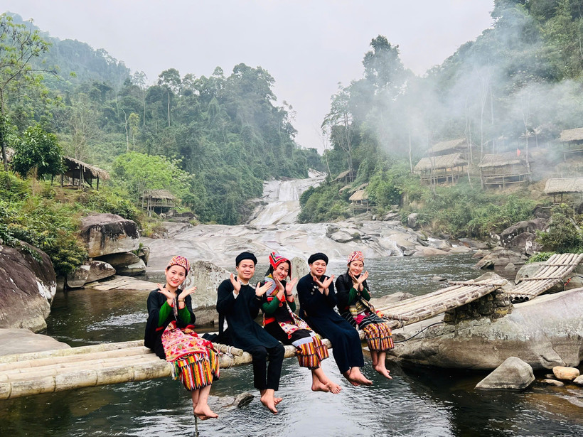 Les touristes visitent la cascade à 7 étages dans le district de Que Phong à Nghe An. Photo : VNA