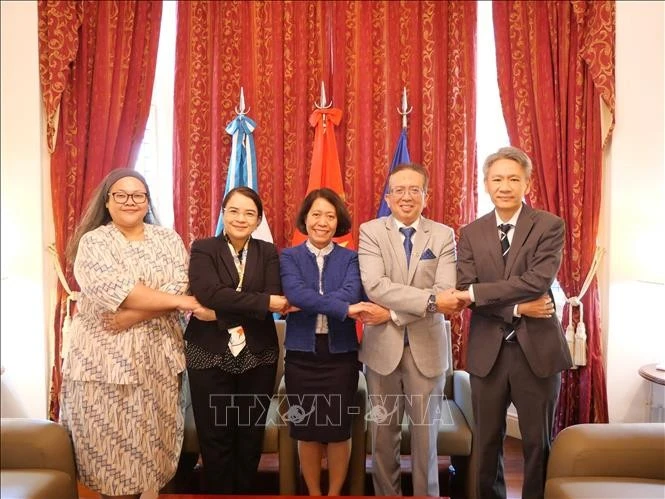 L'ambassadrice du Vietnam Ngô Minh Nguyêt (centre) et les ambassadeurs d'Indonésie, des Philippines et de Thaïlande. Photo : VNA