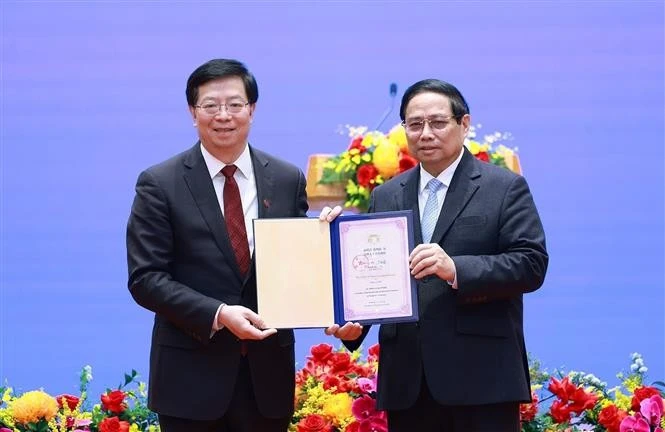 Le professeur et docteur Qiu Yong (gauche) remet le titre de « professeur honoraire » de l'Université Tsinghua au Premier ministre Pham Minh Chinh. Photo : VNA