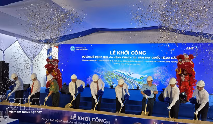 Les travaux d'agrandissement du terminal international des passagers (Terminal T2) de l'aéroport international de Da Nang ont débuté le 19 mai, pour un investissement total avoisinant les 1.500 milliards de dongs (près de 57 millions de dollars américains). Photo : VNA