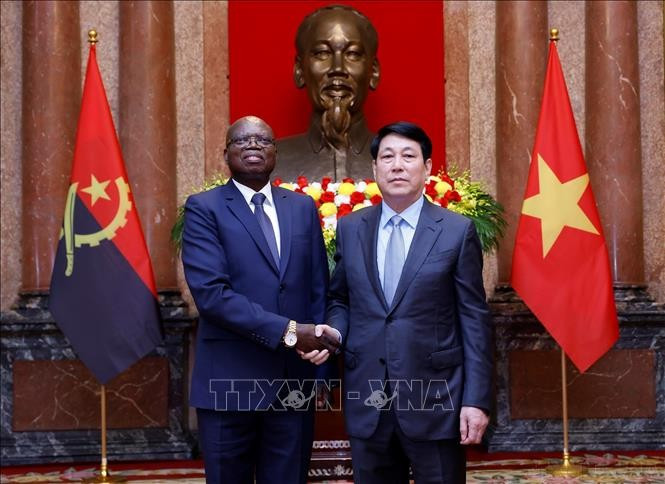 Le président Luong Cuong et l'ambassadeur d'Angola, Fernando Miguel, venu lui présenter ses lettres de créance, 24 avril 2025. Photo : VNA