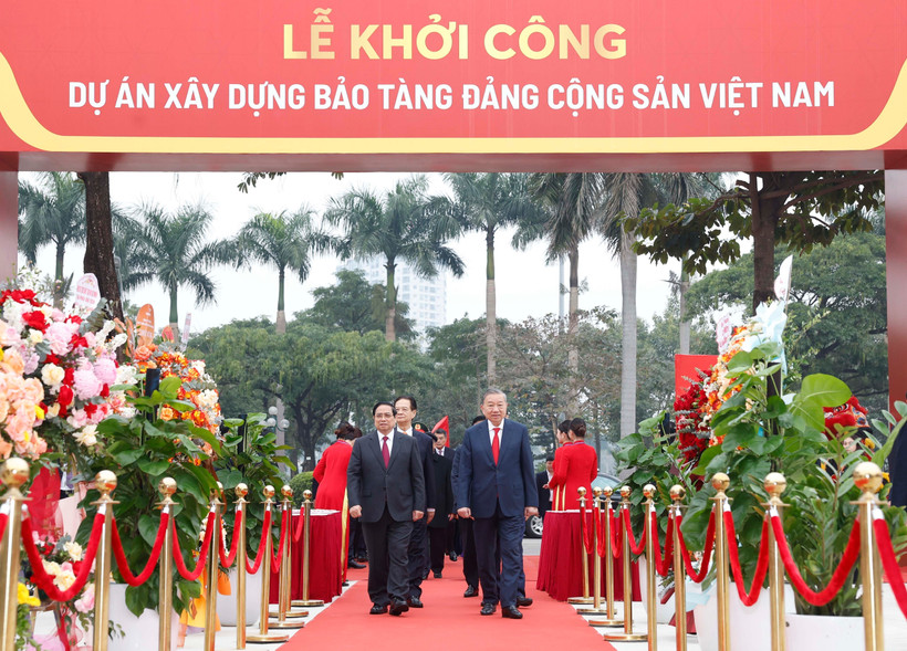 La mise en chantier du Musée du Parti communiste du Vietnam s’est déroulé en présence du secrétaire général du PCV, To Lam, du Premier ministre Pham Minh Chinh, de dirigeants et anciens dirigeants du Parti et de l’État, ainsi que de représentants du corps diplomatique et d’organisations internationales. Photo : VNA