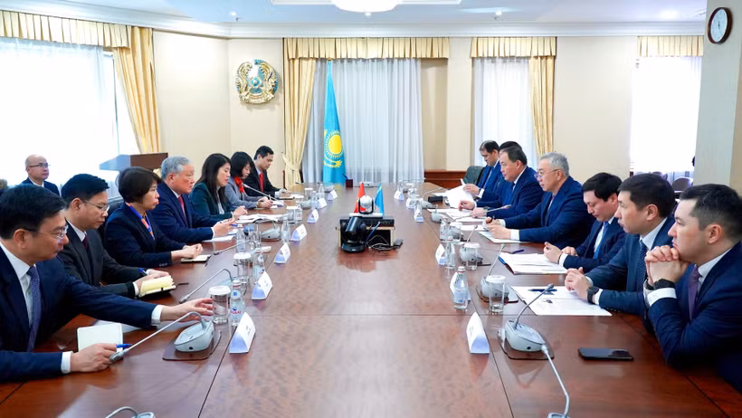Lors de la séance de travail entre le vice-Premier ministre permanent du Vietnam, Nguyen Hoa Binh et le vice-Premier ministre et ministre de l'Économie nationale du Kazakhstan, Serik Zhumangarin. Photo : VNA