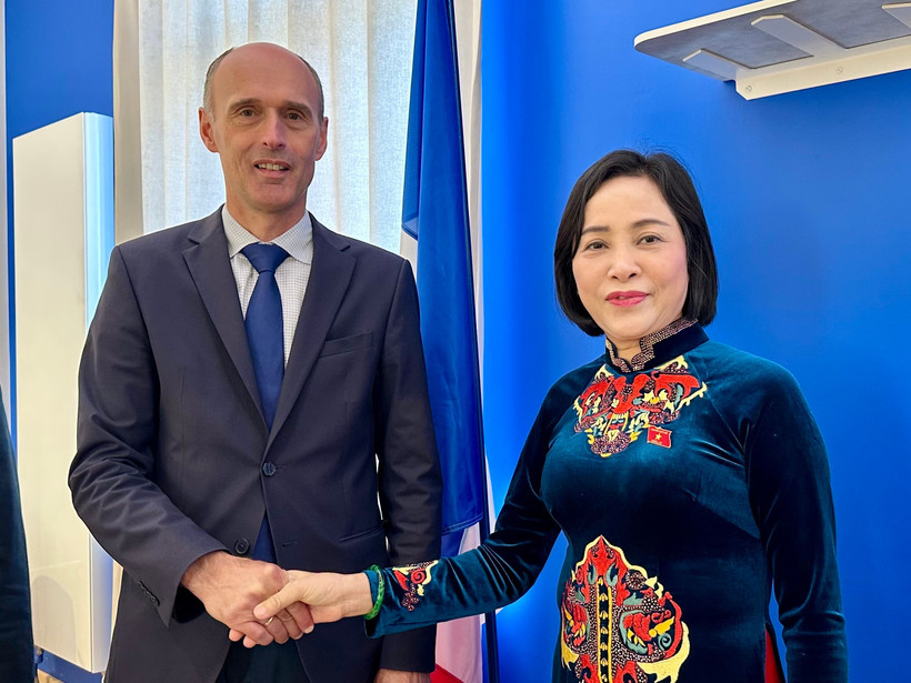 Nguyên Thi Thanh, vice-présidente de l’Assemblée nationale du Vietnam, et Olivier Lavenka, maire de la ville de Provins. Photo : VNA